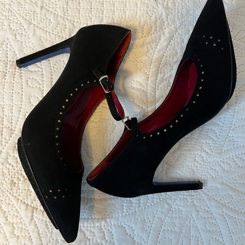 Elegant Black Heels with Gold Detailing